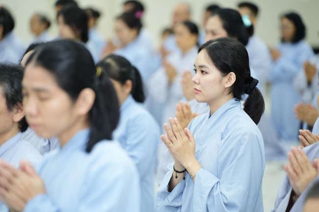 Paying homage to the Most Master and commemorating Hoang Phap Pagoda’s Founder by Monks, and Buddhists