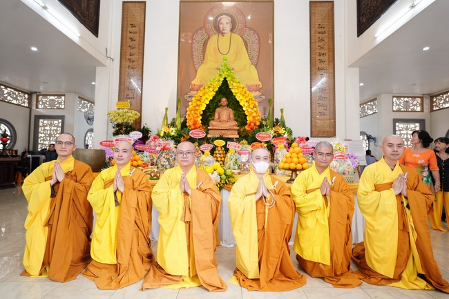 Paying homage to the Most Master and commemorating Hoang Phap Pagoda’s Founder by Monks, and Buddhists