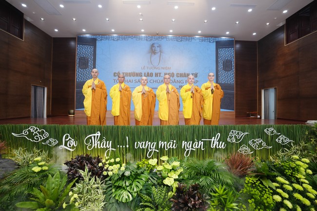 Paying homage to the Most Master and commemorating Hoang Phap Pagoda’s Founder by Monks, and Buddhists