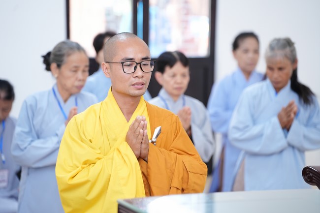 Paying homage to the Most Master and commemorating Hoang Phap Pagoda’s Founder by Monks, and Buddhists