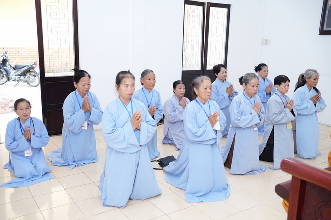 Paying homage to the Most Master and commemorating Hoang Phap Pagoda’s Founder by Monks, and Buddhists