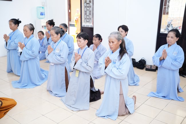 Paying homage to the Most Master and commemorating Hoang Phap Pagoda’s Founder by Monks, and Buddhists