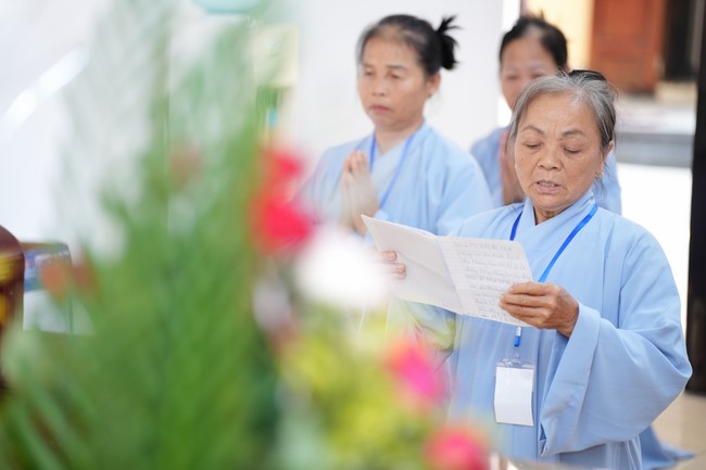 Paying homage to the Most Master and commemorating Hoang Phap Pagoda’s Founder by Monks, and Buddhists