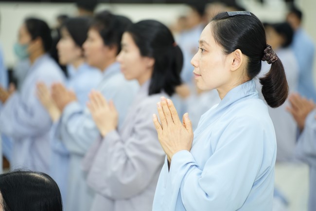Paying homage to the Most Master and commemorating Hoang Phap Pagoda’s Founder by Monks, and Buddhists