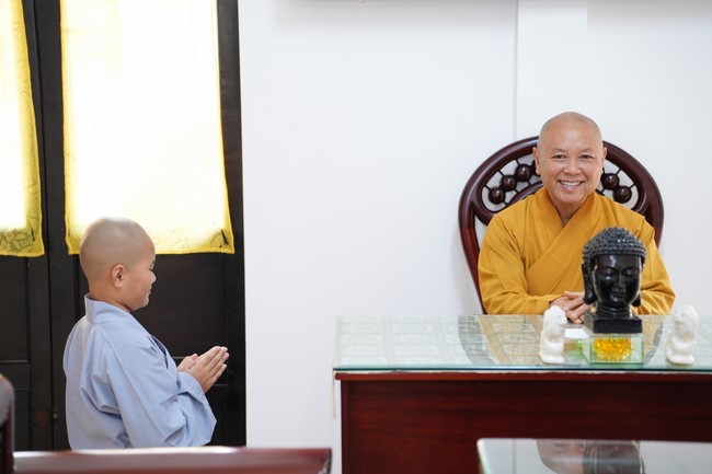 Paying homage to the Most Master and commemorating Hoang Phap Pagoda’s Founder by Monks, and Buddhists