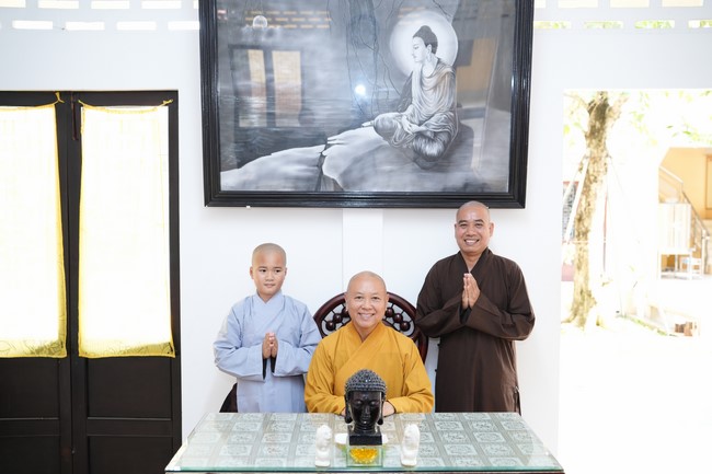 Paying homage to the Most Master and commemorating Hoang Phap Pagoda’s Founder by Monks, and Buddhists