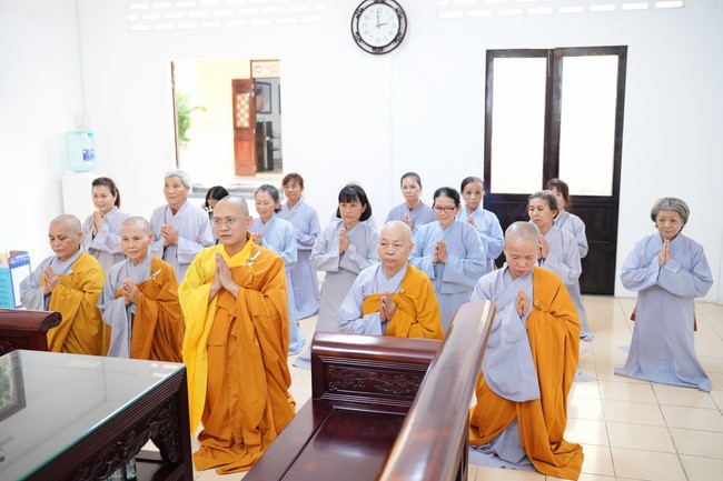 Paying homage to the Most Master and commemorating Hoang Phap Pagoda’s Founder by Monks, and Buddhists
