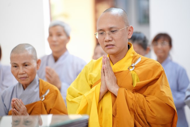 Paying homage to the Most Master and commemorating Hoang Phap Pagoda’s Founder by Monks, and Buddhists