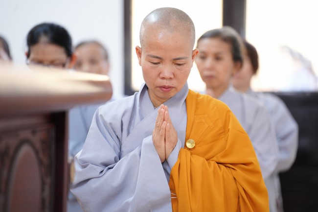 Paying homage to the Most Master and commemorating Hoang Phap Pagoda’s Founder by Monks, and Buddhists