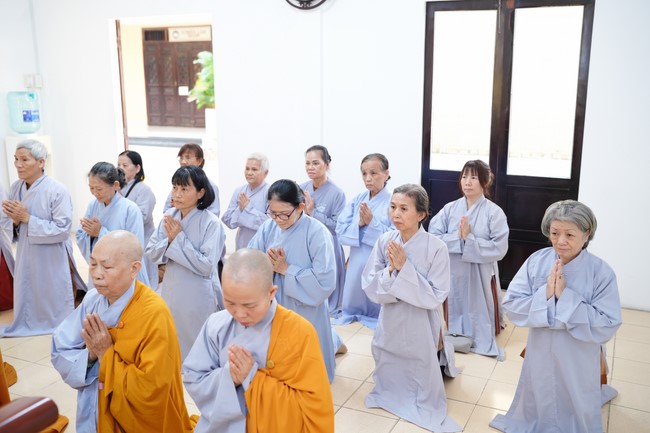 Paying homage to the Most Master and commemorating Hoang Phap Pagoda’s Founder by Monks, and Buddhists