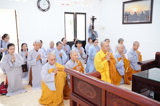 Paying homage to the Most Master and commemorating Hoang Phap Pagoda’s Founder by Monks, and Buddhists