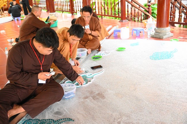 Công tác chuẩn bị đại lễ hoa đăng kỷ niệm đức Phật A-di-đà