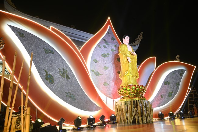 Công tác chuẩn bị đại lễ hoa đăng kỷ niệm đức Phật A-di-đà