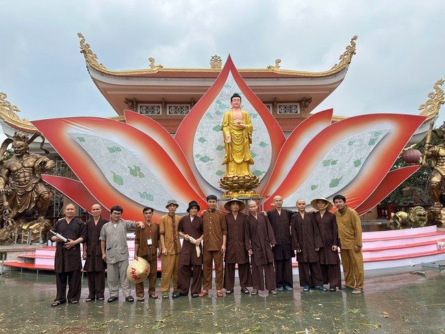 Công tác chuẩn bị đại lễ hoa đăng kỷ niệm đức Phật A-di-đà