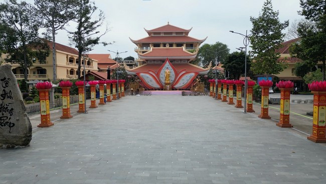 Công tác chuẩn bị đại lễ hoa đăng kỷ niệm đức Phật A-di-đà