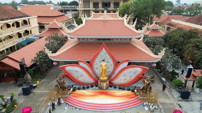 Công tác chuẩn bị đại lễ hoa đăng kỷ niệm đức Phật A-di-đà