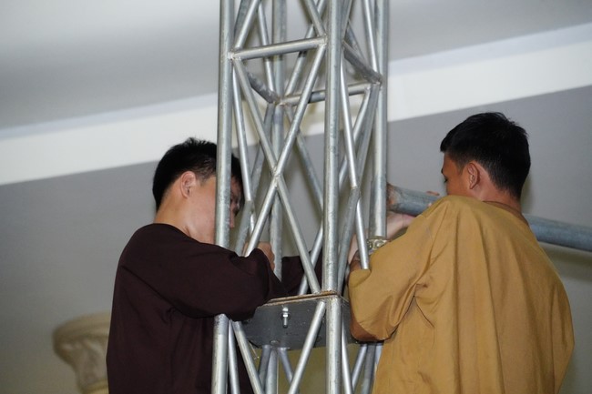 Công tác chuẩn bị đại lễ hoa đăng kỷ niệm đức Phật A-di-đà