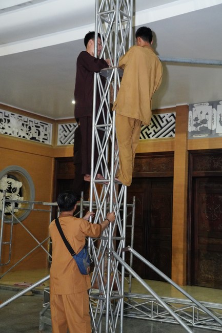 Công tác chuẩn bị đại lễ hoa đăng kỷ niệm đức Phật A-di-đà