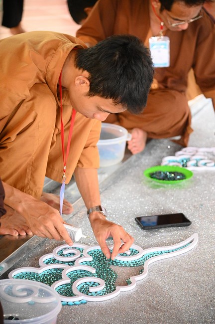 Công tác chuẩn bị đại lễ hoa đăng kỷ niệm đức Phật A-di-đà