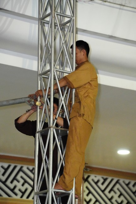 Công tác chuẩn bị đại lễ hoa đăng kỷ niệm đức Phật A-di-đà