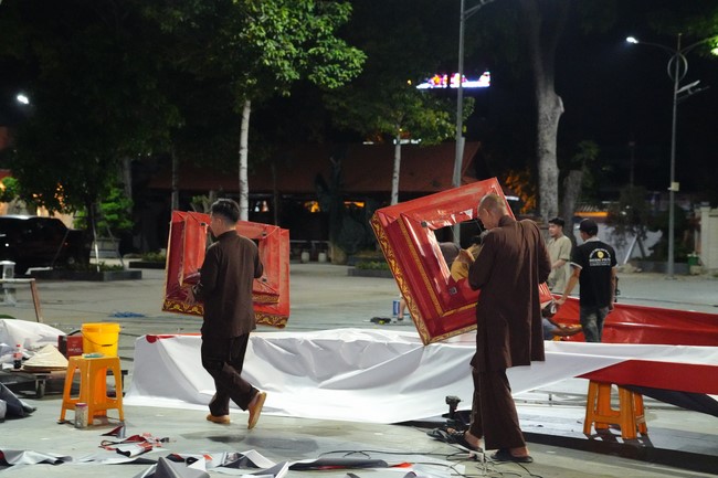 Công tác chuẩn bị đại lễ hoa đăng kỷ niệm đức Phật A-di-đà