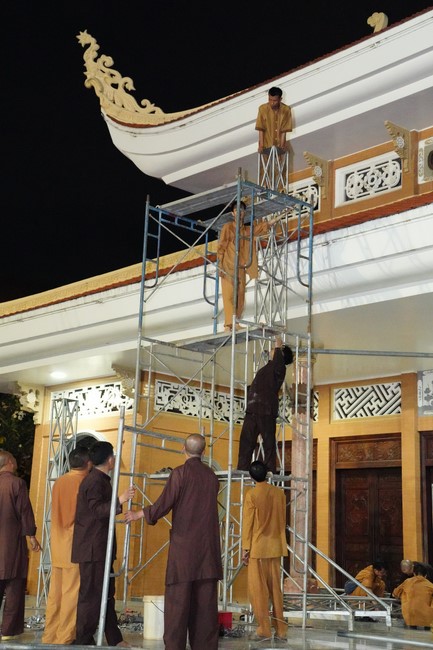 Công tác chuẩn bị đại lễ hoa đăng kỷ niệm đức Phật A-di-đà