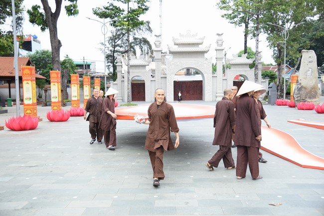 Công tác chuẩn bị đại lễ hoa đăng kỷ niệm đức Phật A-di-đà