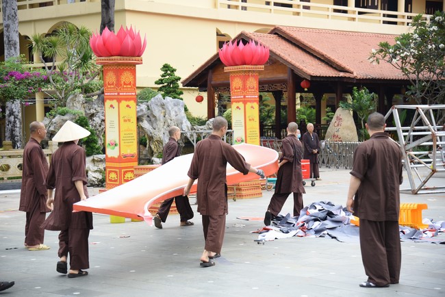 Công tác chuẩn bị đại lễ hoa đăng kỷ niệm đức Phật A-di-đà