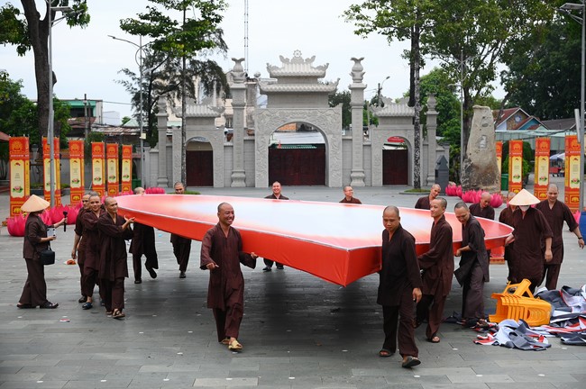 Công tác chuẩn bị đại lễ hoa đăng kỷ niệm đức Phật A-di-đà