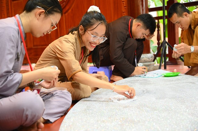 Công tác chuẩn bị đại lễ hoa đăng kỷ niệm đức Phật A-di-đà