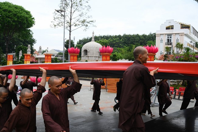 Công tác chuẩn bị đại lễ hoa đăng kỷ niệm đức Phật A-di-đà