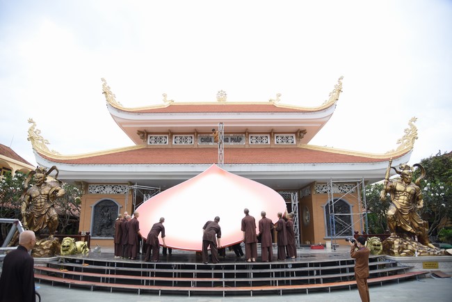 Công tác chuẩn bị đại lễ hoa đăng kỷ niệm đức Phật A-di-đà