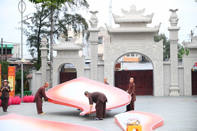 Công tác chuẩn bị đại lễ hoa đăng kỷ niệm đức Phật A-di-đà