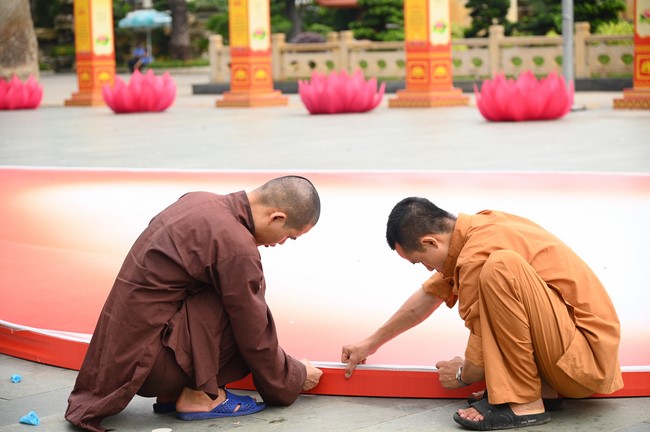 Công tác chuẩn bị đại lễ hoa đăng kỷ niệm đức Phật A-di-đà