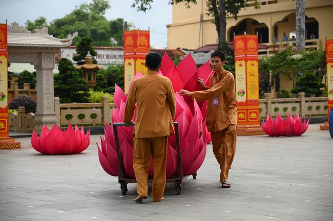 Công tác chuẩn bị đại lễ hoa đăng kỷ niệm đức Phật A-di-đà