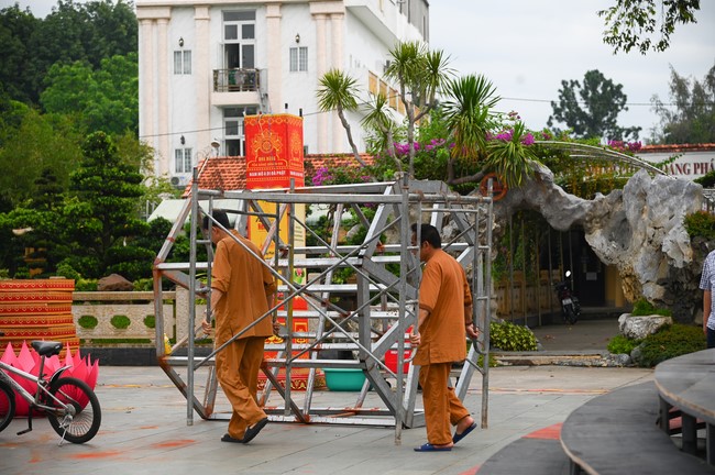 Công tác chuẩn bị đại lễ hoa đăng kỷ niệm đức Phật A-di-đà