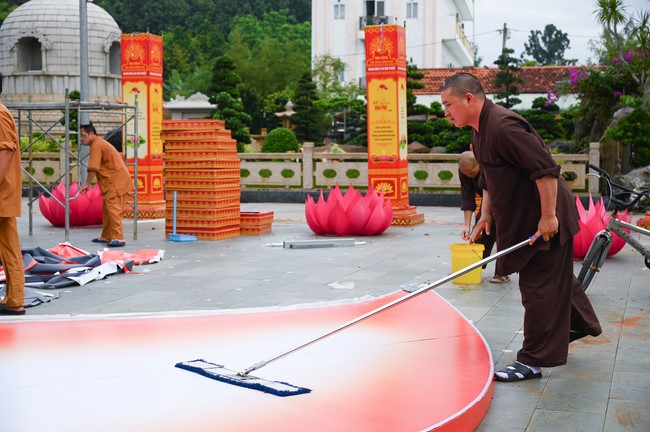 Công tác chuẩn bị đại lễ hoa đăng kỷ niệm đức Phật A-di-đà