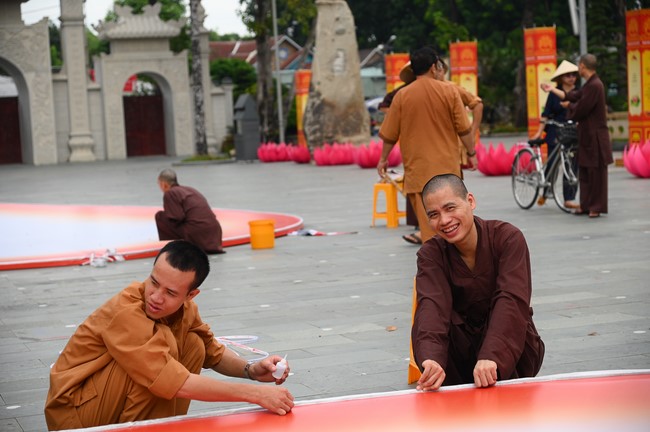 Công tác chuẩn bị đại lễ hoa đăng kỷ niệm đức Phật A-di-đà