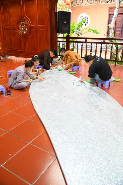 Công tác chuẩn bị đại lễ hoa đăng kỷ niệm đức Phật A-di-đà