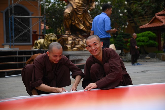 Công tác chuẩn bị đại lễ hoa đăng kỷ niệm đức Phật A-di-đà