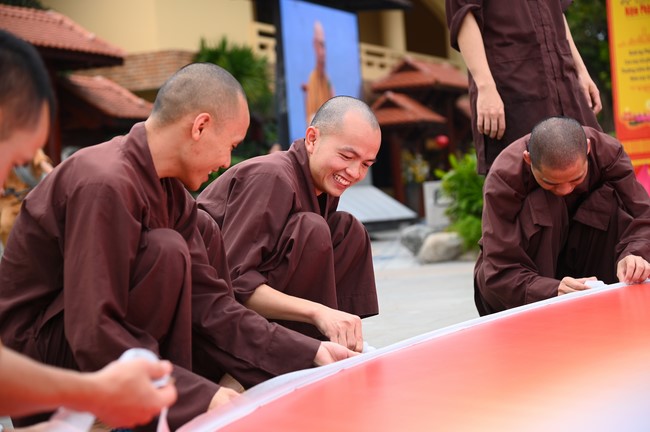 Công tác chuẩn bị đại lễ hoa đăng kỷ niệm đức Phật A-di-đà