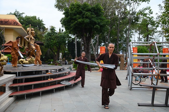 Công tác chuẩn bị đại lễ hoa đăng kỷ niệm đức Phật A-di-đà