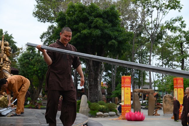 Công tác chuẩn bị đại lễ hoa đăng kỷ niệm đức Phật A-di-đà