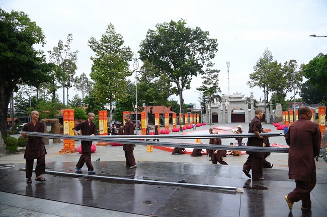 Công tác chuẩn bị đại lễ hoa đăng kỷ niệm đức Phật A-di-đà