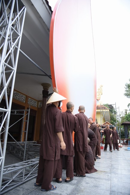 Công tác chuẩn bị đại lễ hoa đăng kỷ niệm đức Phật A-di-đà