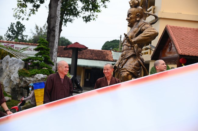 Công tác chuẩn bị đại lễ hoa đăng kỷ niệm đức Phật A-di-đà