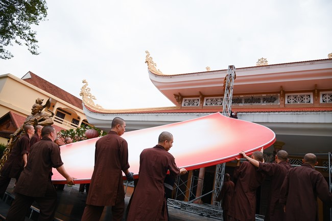 Công tác chuẩn bị đại lễ hoa đăng kỷ niệm đức Phật A-di-đà