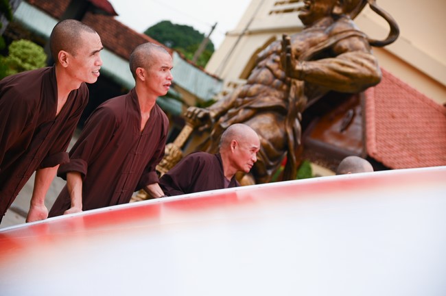 Công tác chuẩn bị đại lễ hoa đăng kỷ niệm đức Phật A-di-đà