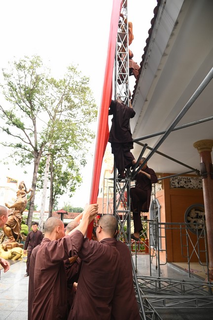 Công tác chuẩn bị đại lễ hoa đăng kỷ niệm đức Phật A-di-đà