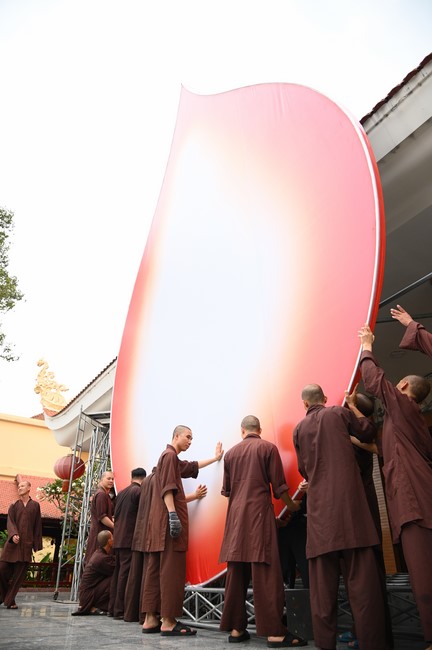 Công tác chuẩn bị đại lễ hoa đăng kỷ niệm đức Phật A-di-đà